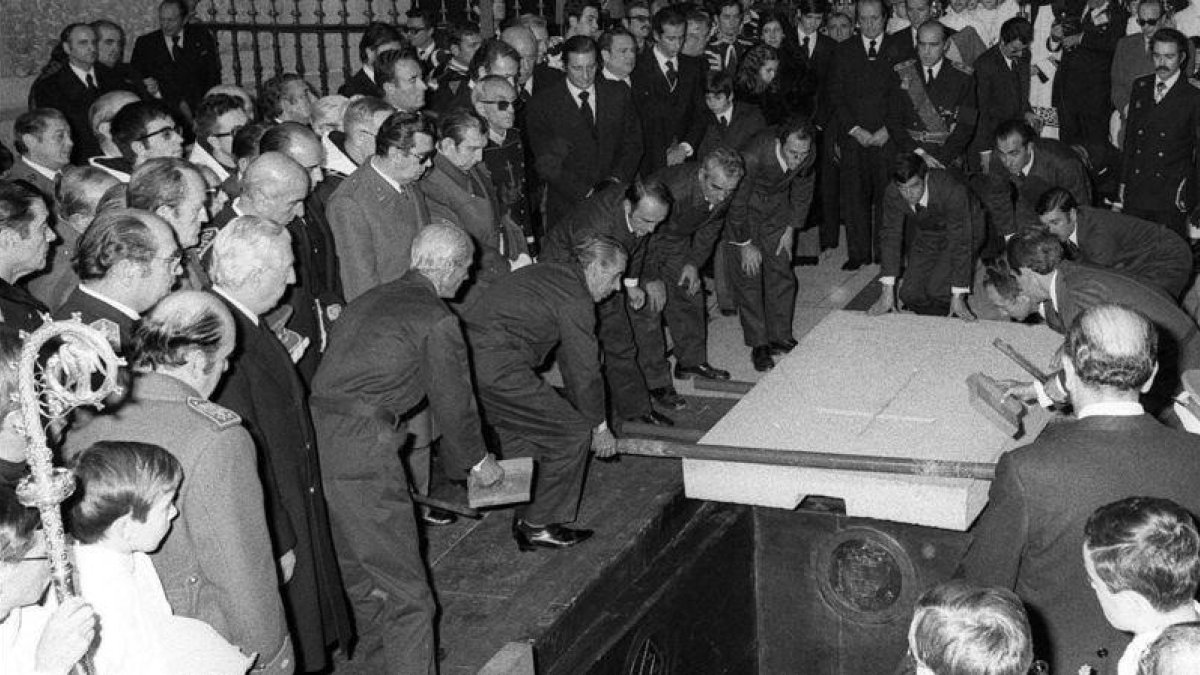 Una imagen del entierro de Franco en el Valle de los Caídos, el 23 de noviembre de 1975.-EFE
