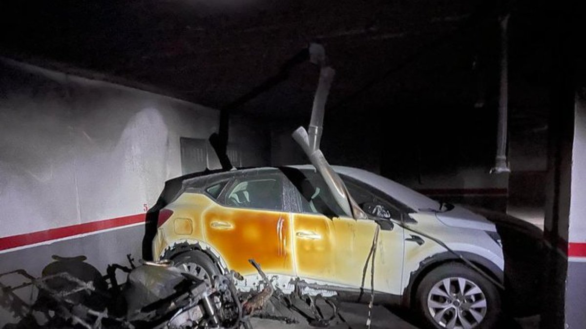 Imagen de como quedaron dos de los vehículos después del incendio.Twitter: Bomberos Provincia de Valladolid