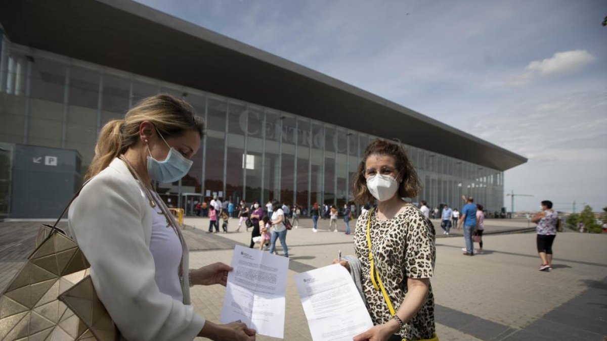 Dos mujeres muestran su consentimiento firmado frente al auditorio Miguel Delibes.- PHOTOGENIC / JOSÉ C. CASTILLO
