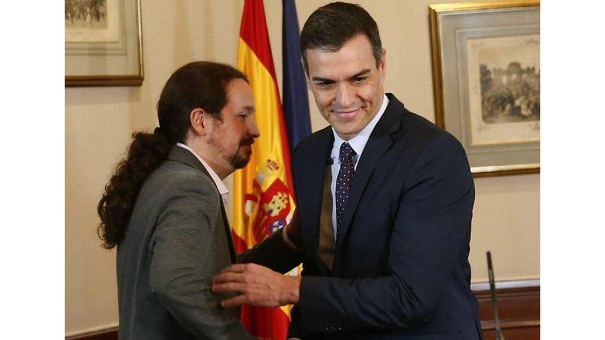 Pablo Iglesias y Pedro Sánchez, en la Moncloa.-EFE / PACO CAMPOS
