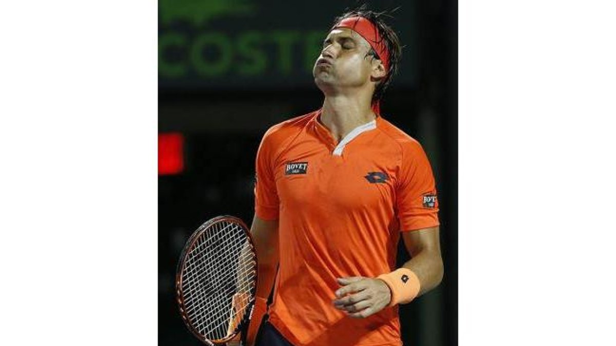 David Ferrer se lamenta tras cometer un fallo ante Novak Djokovic, en cuartos del torneo de Miami.-Foto: EFE / RHONA WISE