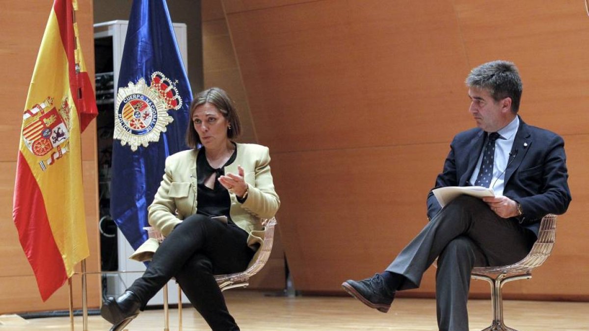 La consejera de Familia e Igualdad de Oportunidades, Milagros Marcos, junto al director general de la Policía, Ignacio Cosidó-Ical