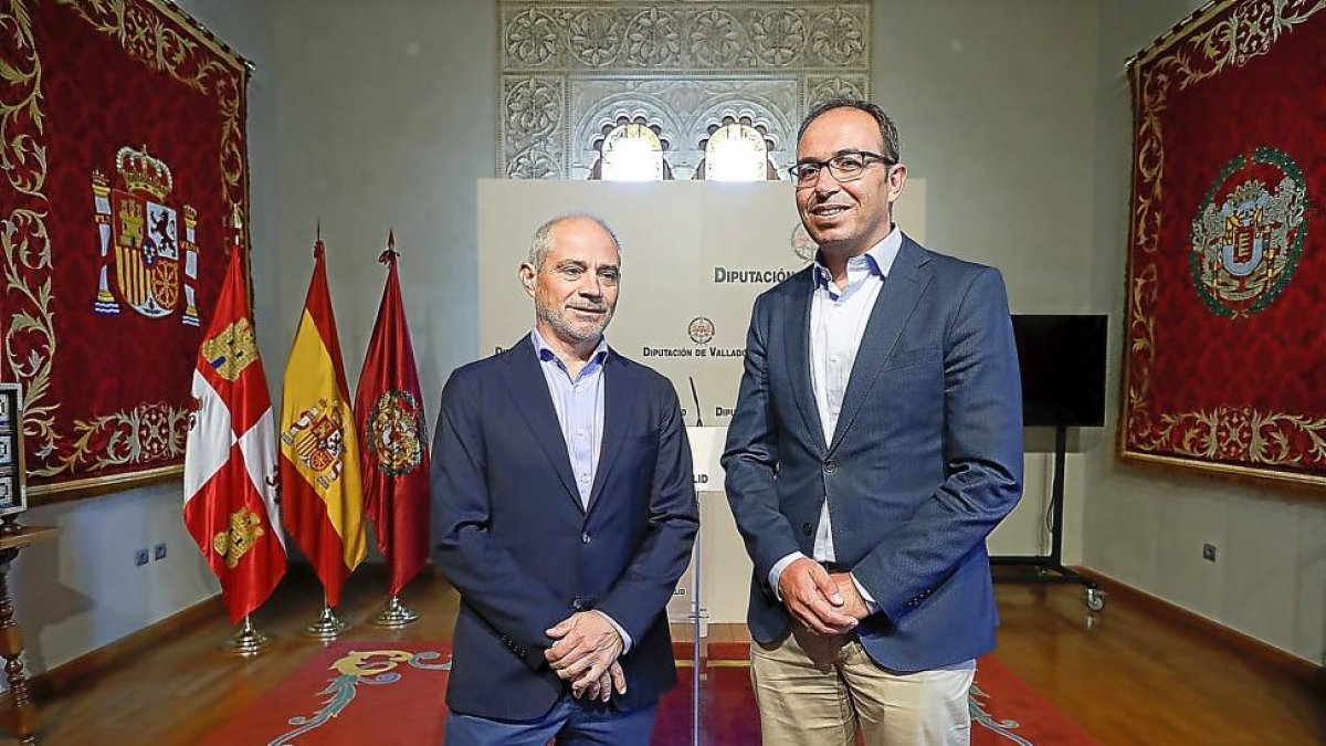 El presidente de la Cámara junto al diputado de Empleo.-PABLO REQUEJO
