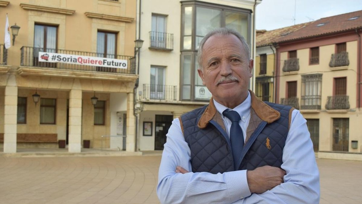 José Antonio de Miguel en la Plaza Mayor de Almazán delante de un cartel donde puede leerse «Soria quiere futuro».-