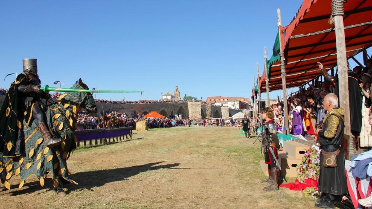 Un caballero blande una lanza durante una edición pasada del torneo medieval.-L. P