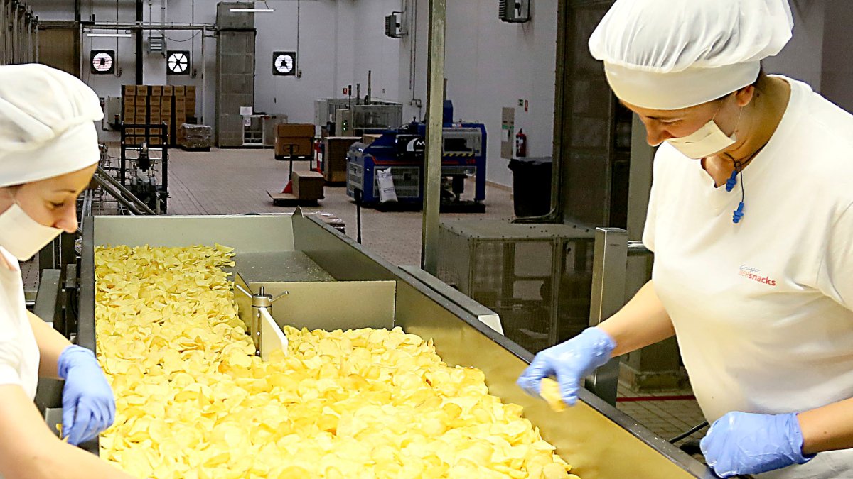Trabajadores de Europe Snacks en Medina del Campo en Valladolid.-E. M.