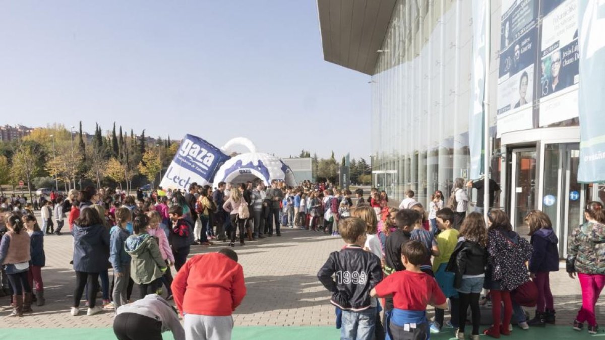 Los niños ayer esperan su turno para ver la película programada por Miniminci en el Centro Cultural Delibes.-SEMINCI