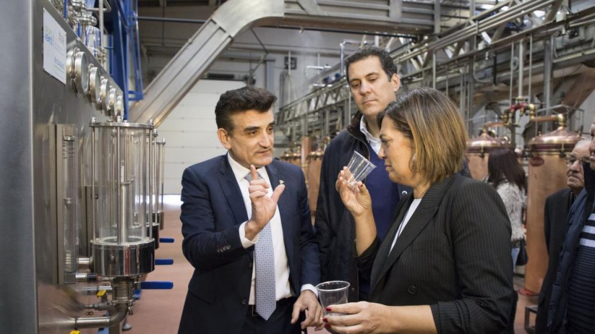 La consejera de Agricultura y Ganadería, durante su visita a la empresa Orujos Panizo.-ICAL