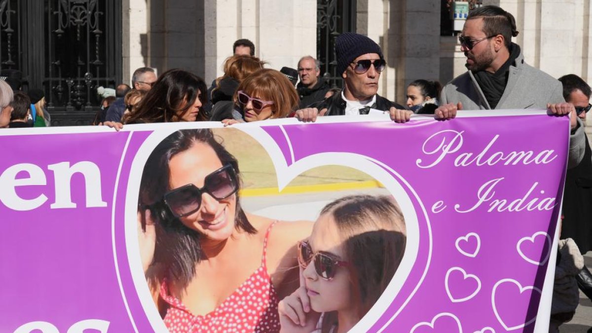 Concentración en la plaza Mayor de Valladolid por Paloma e India. - LOSTAU