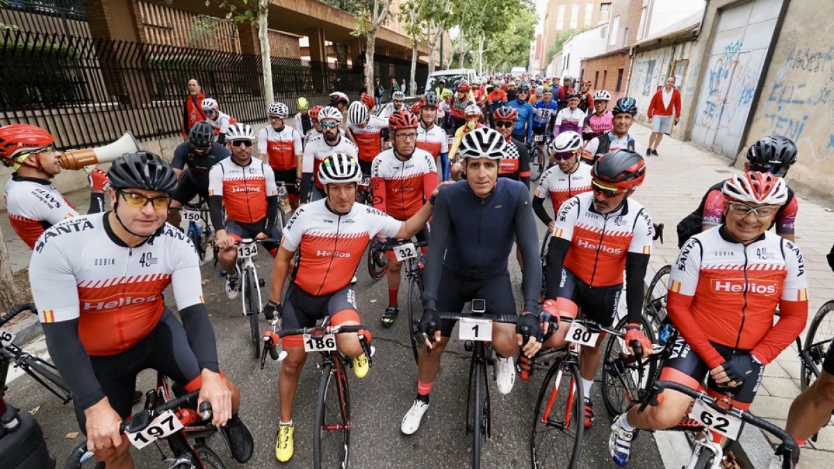 Indurain en la 40ª Marcha Cicloturista Santamaría. / PHOTOGENIC
