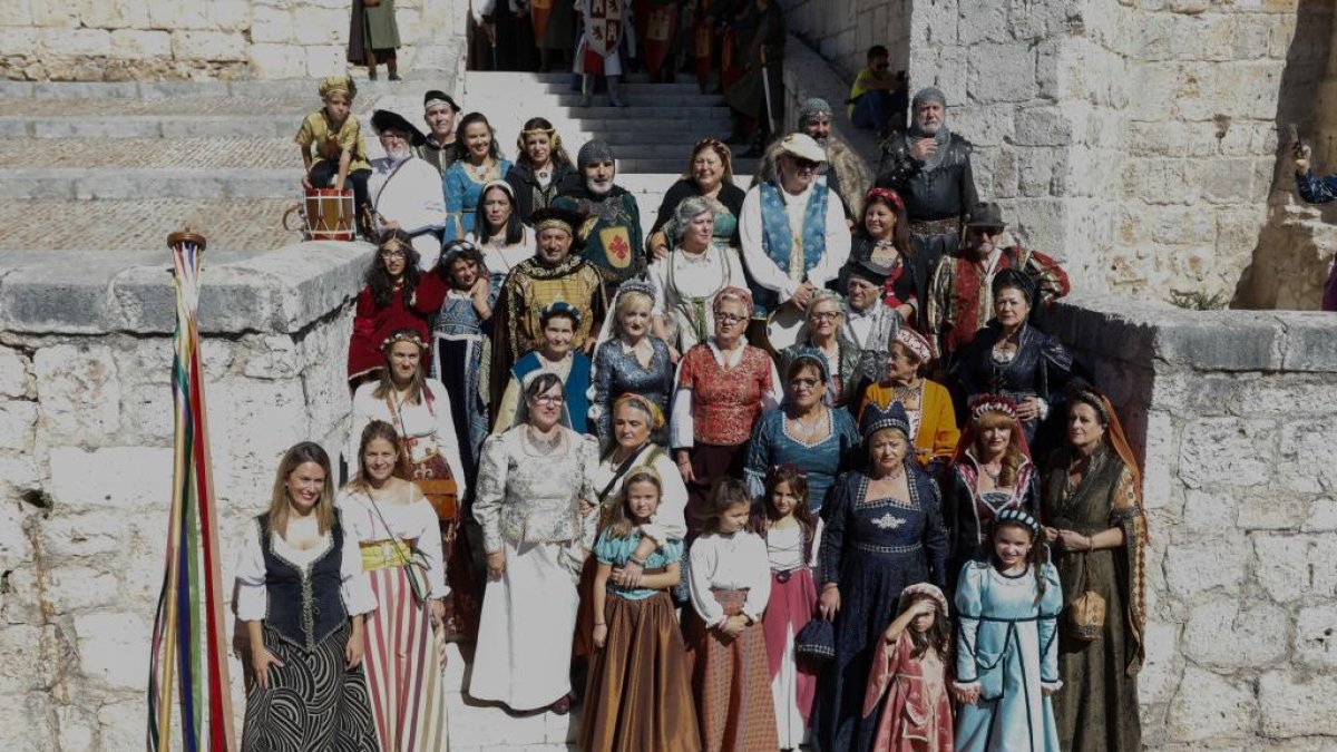 Vecinos de Tordesillas se visten de damas, caballeros, príncipes o princesas en el mercado medieval. -J.M. LOSTAU