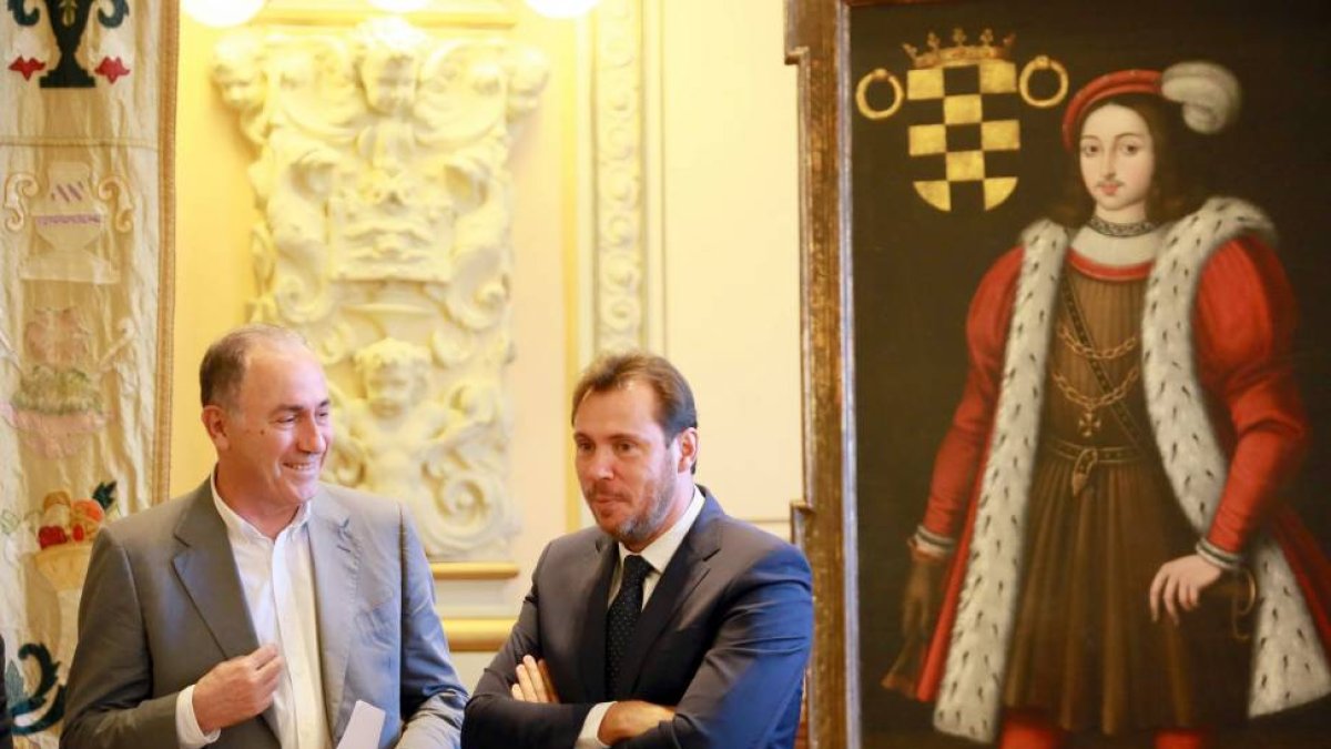 El alcalde de Valladolid, Óscar Puente, hace balance de los cien primeros días de gobierno. Junto a él, el concejal Antonio Gato-Ical