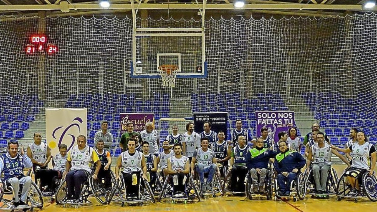 Los participantes en el partido posan en el Pilar Fernández.-EM