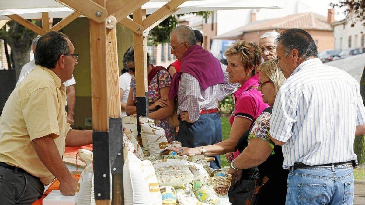 Puesto de la Feria de la Lenteja donde se vende el producto estrella de la jornada .-PABLO REQUEJO