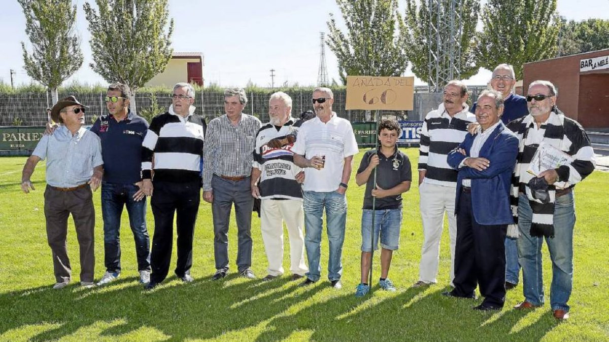 Varios de los homenajeados en el evento ‘5 décadas’ posan en el césped de Pepe Rojo.-Miguel Ángel Santos