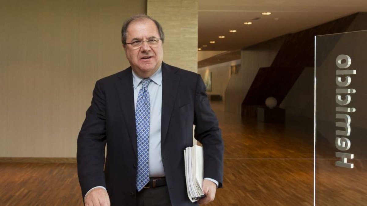 El presidente de la junta de Castilla y León, Juan Vicente Herrera, en su llegada al pleno de las Cortes de Castilla y León.-Ical