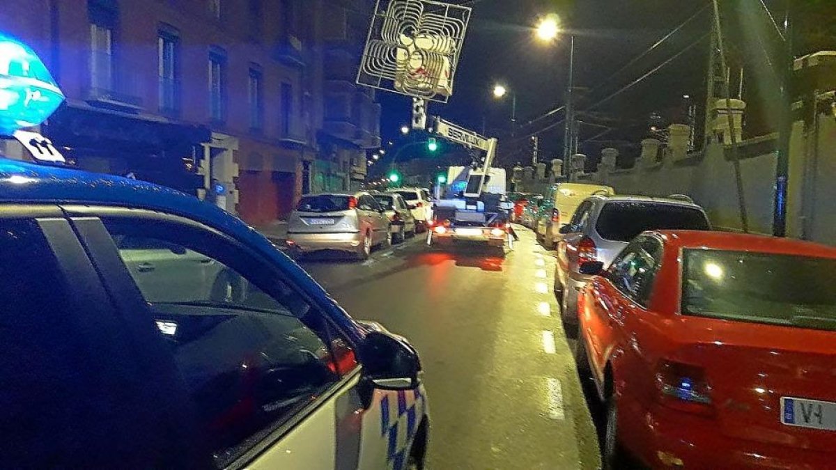 Retirada de luces navideñas en la calle Estación por riesgo de caída.-POLICÍA MUNICIPAL