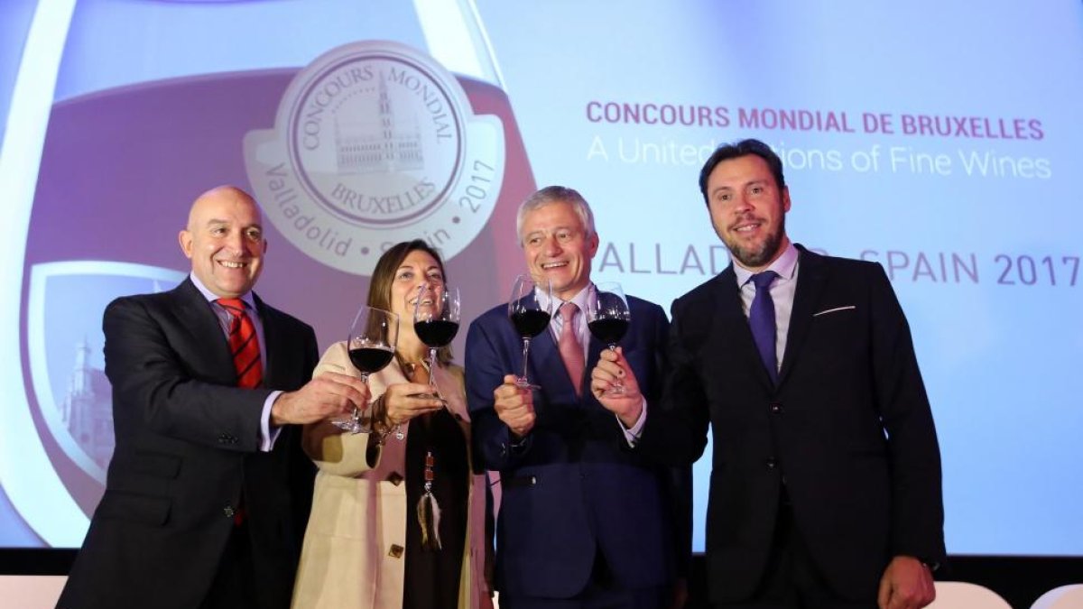 El presidente de la Diputación, Jesús Carnero; la consejera de Agricultura, Milagros Marcos; Baudouin Havaux, presidente del Concurso Mundial de Bruselas, y el alcalde de Valladolid, Óscar Puente, en la presentación del Concurso Mundial de Bruselas.-ICAL