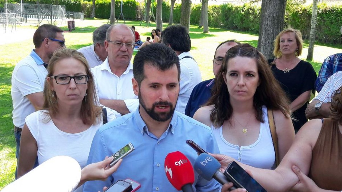 El secretario general del PSOE en Castilla y León, Luis Tudanca, realiza una visita a la localidad abulense de Fontiveros acompañado por su alcaldesa María Ángeles García.-ICAL