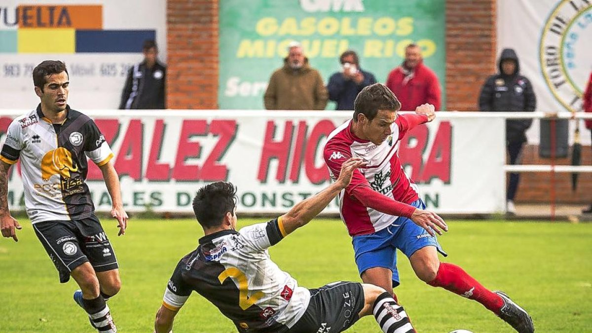 Villa, autor del gol del Tordesillas, intenta regatear a Sito Cruz.-MIGUEL ÁNGEL SANTOS