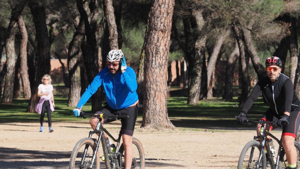 Ciclistas en el barrio Pinar de Antequera, imagen de archivo.- PHOTOGENIC
