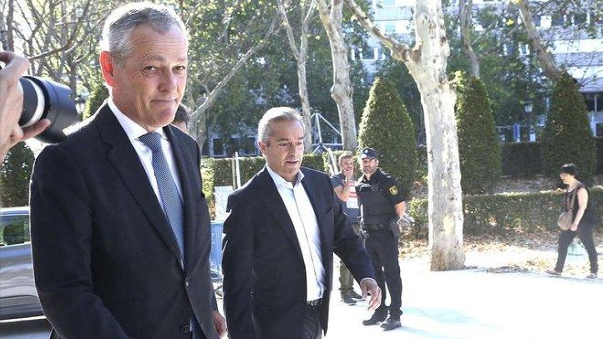 El exCEO del BBVA Angel Cano y Ricardo Gomez Barredo (derecha), antes de declarar en la Audiencia Nacional por el ’caso Villarejo’.-DAVID CASTRO