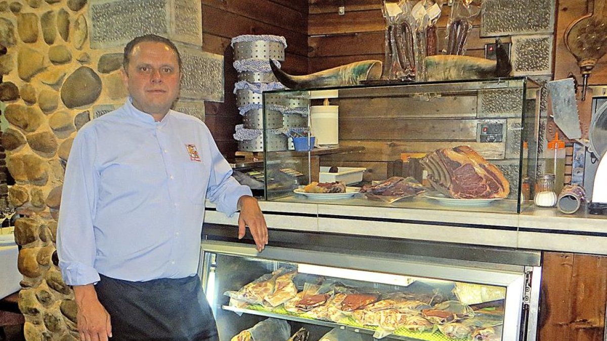 Fernando Aparicio muestra el género de las carnes de raza rubia gallega.-EL MUNDO