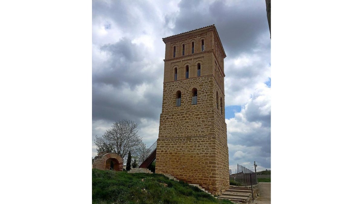 Torre de la antigua iglesia de Santa Cecilia donde se ubica la casa rural.-E. M.