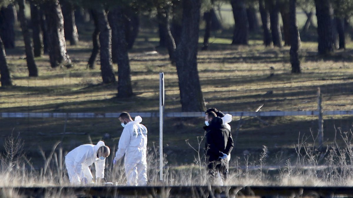 La Policía Cientifica toma muestras en la cuneta donde fue encontrada Esther López. en una imagen de archivo. ICAL