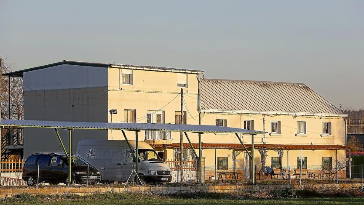 Viviendas del Centro de Integración, en el Camino Viejo de Renedo.-J.M.LOSTAU