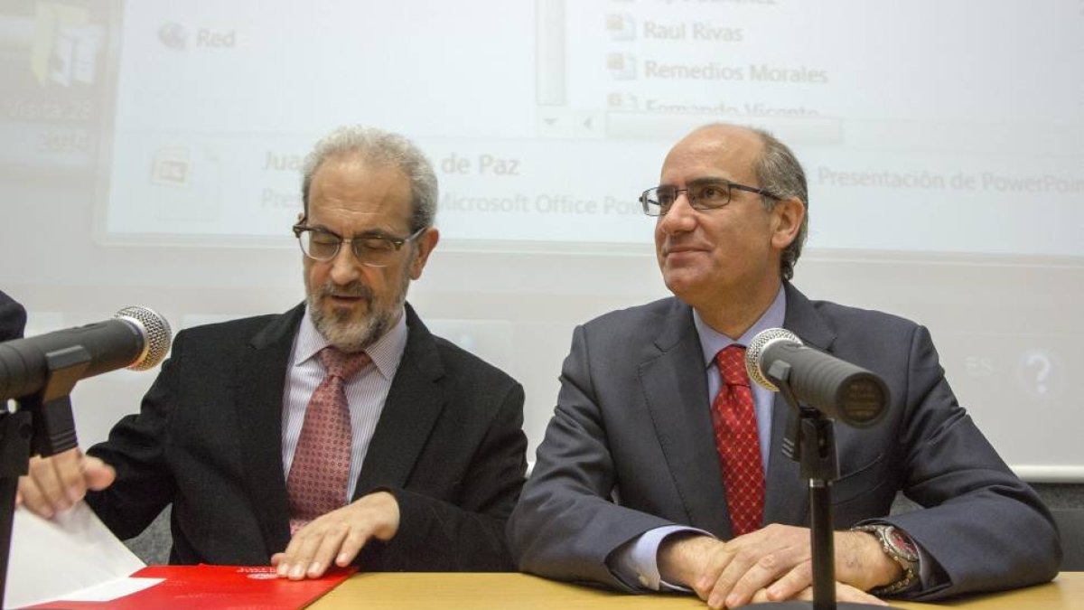 El presidente de la Diputación de Salamanca, Javier Iglesias, y el rector de la USAL, Daniel Ruipérez-Ical