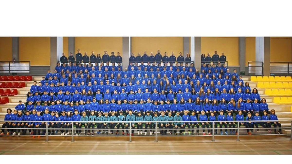 La gran familia del HandVall, formada por jugadores y técnicos, posa vestidos con el  chándal del club .-DANIMANTIS