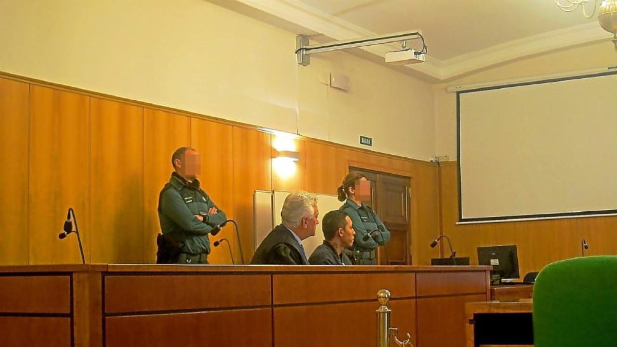 El acusado, junto a su letrado, durante la celebración del juicio.-EUROPA PRESS