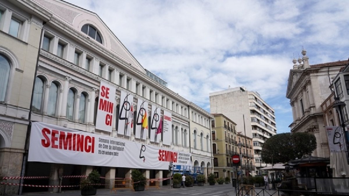 El Teatro Calderón ya engalanado para la Seminci. | ICAL