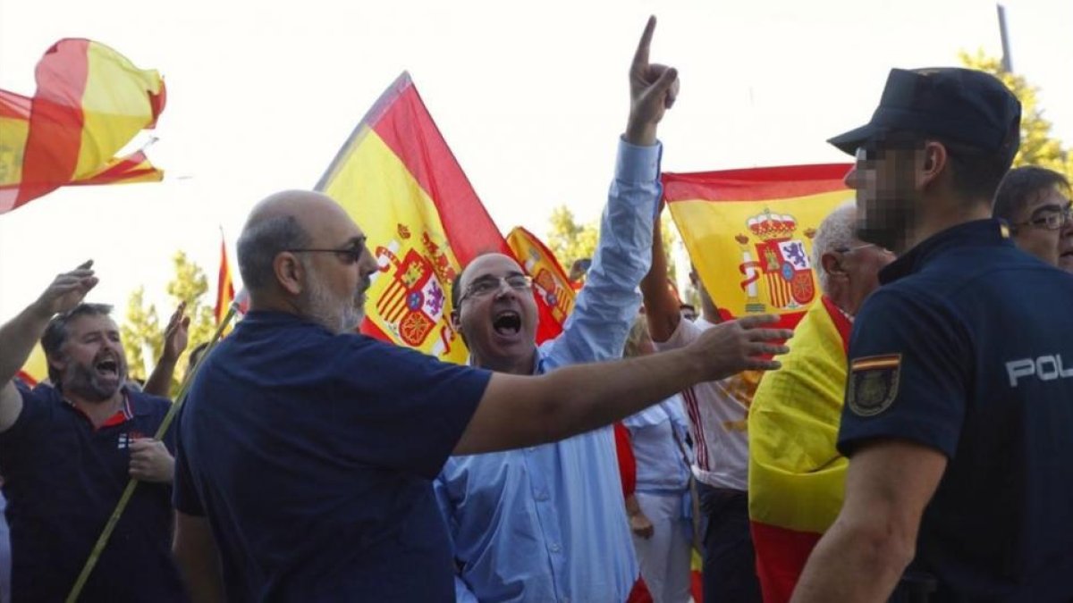 Manifestación ultra en Zaragoza.-EFE / TONI GALÁN