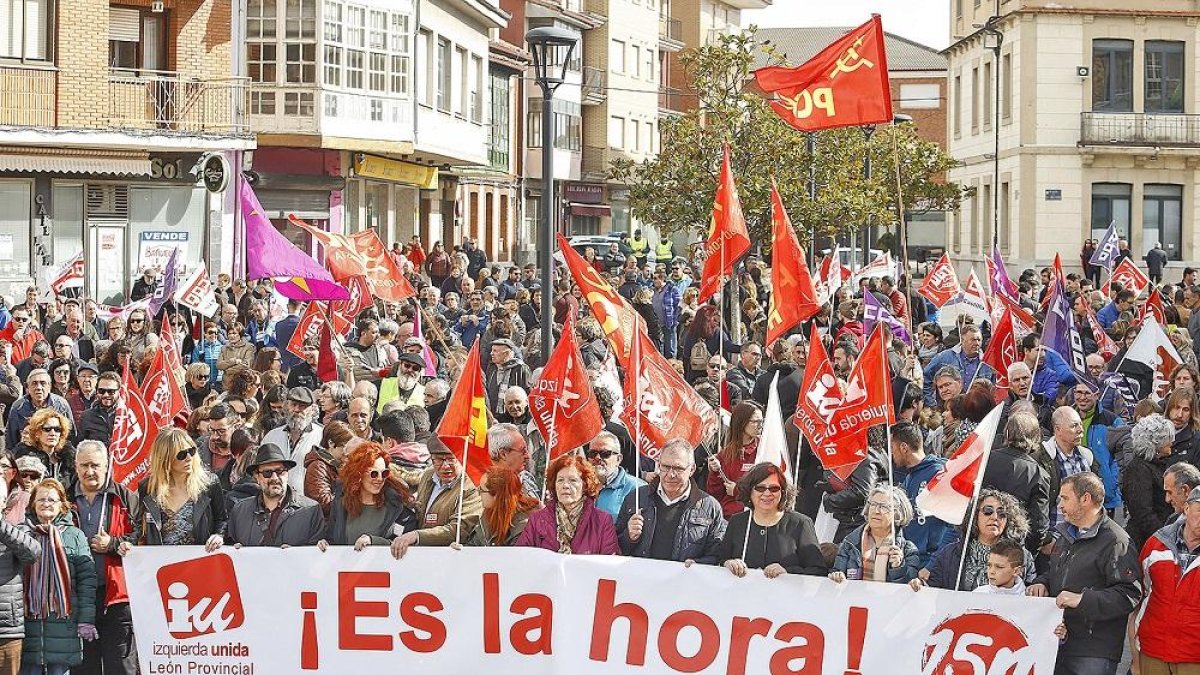 Cabecera de la manifestación de ayer en La Robla convocada por CCOO y UGT en defensa del futuro de la Montaña Leonesa.-ICAL