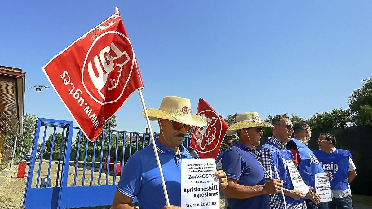 Concentración de los funcionarios de prisiones en protesta por las agresiones sufridas en los centros penitenciarios.-ICAL