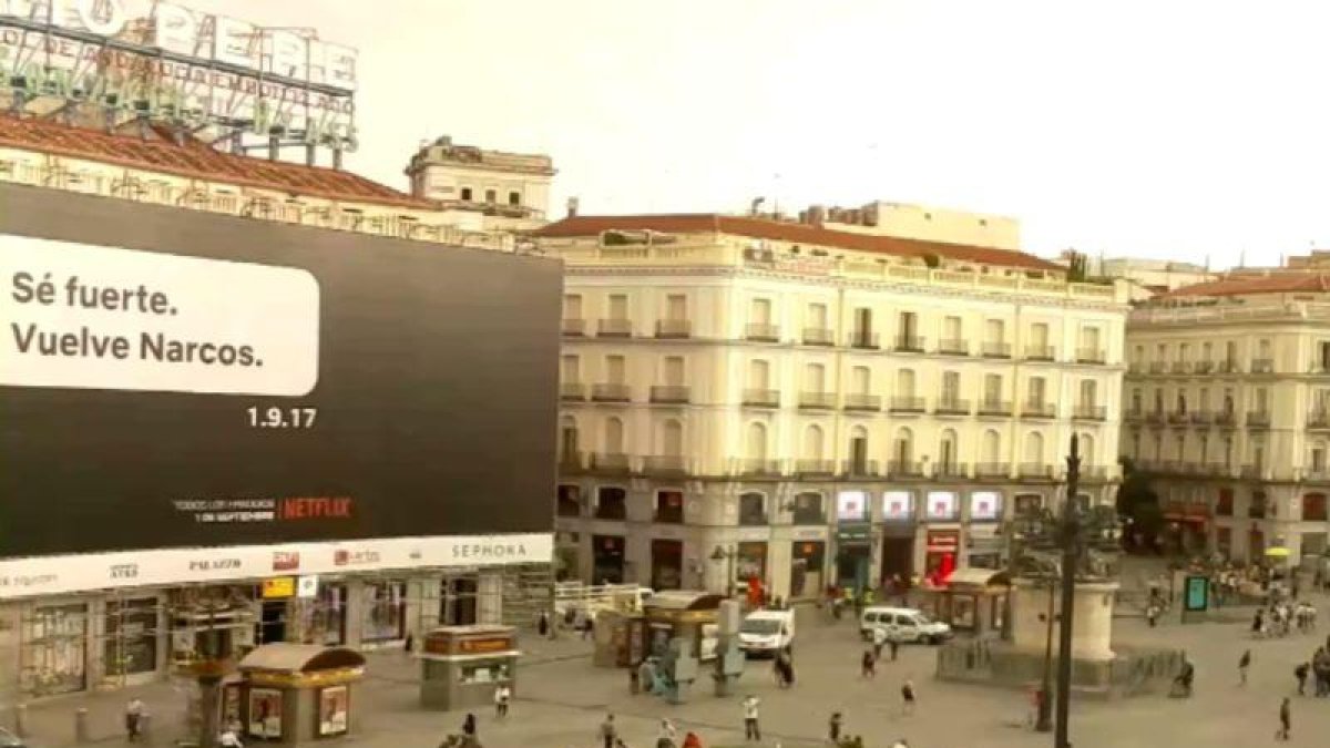 Imagen de la Puerta del Sol con la pancarta promocional de Narcos.-EL PERIÓDICO