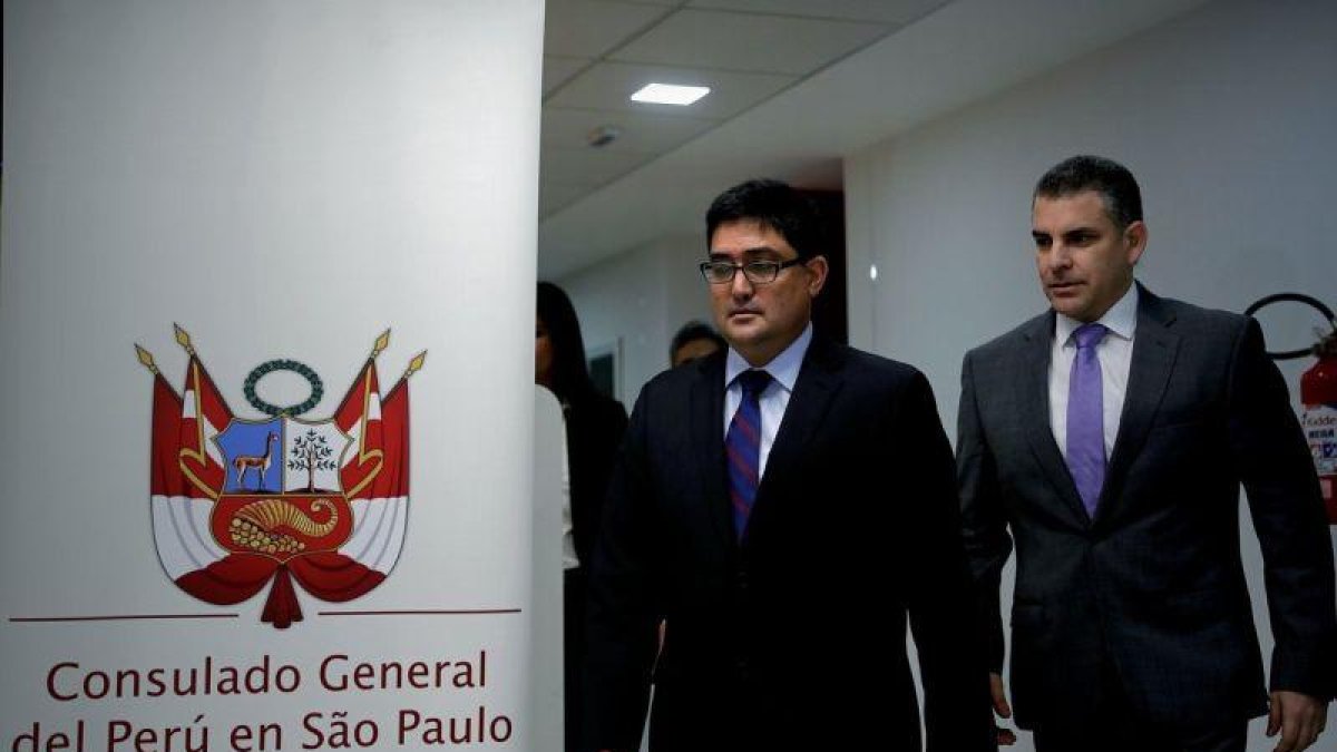 Los fiscales del equipo especial de la Lava Jato en Perú, Rafael Vela y José Domingo Pérez, firmaron un acuerdo de colaboración con la constructora brasileña Odebrecht.-EFE