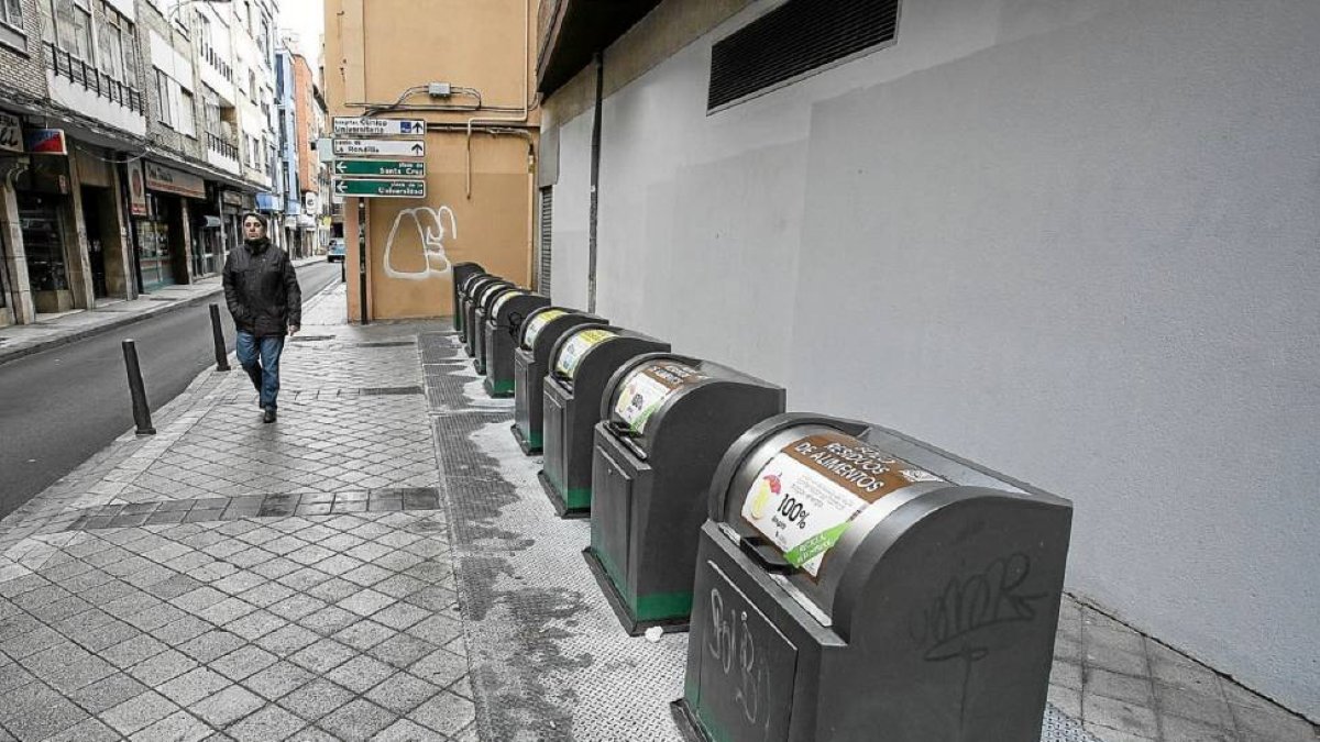 Imagen de archivo de contenedores en la calle Fray Luis de León en Valladolid.-El Mundo