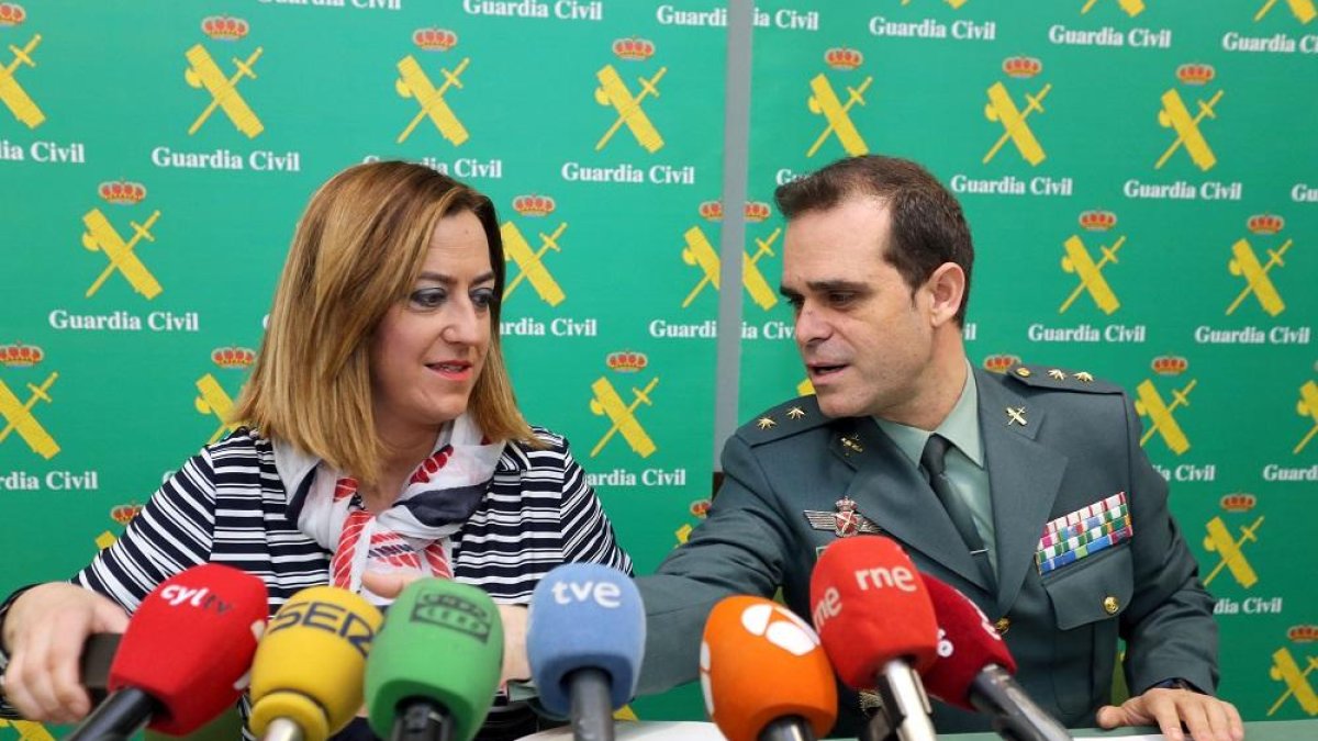 La delegada del Gobierno, Virginia Barcones, y el teniente coronel de la Guardia Civil Javier Peña presentan una intervención que ha permitido liberar a una menor.-ICAL