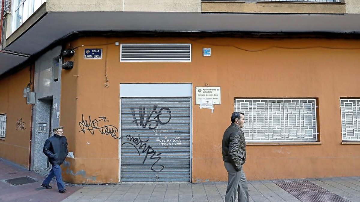 El centro de mayores de San Juan, con un cartel que anuncia el cierre por obras.-J. M. LOSTAU