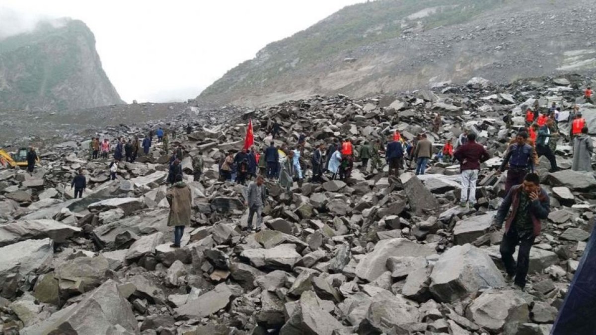 Búsqueda de supervivientes en la zona devastada de Sichuan.-AFP / STR
