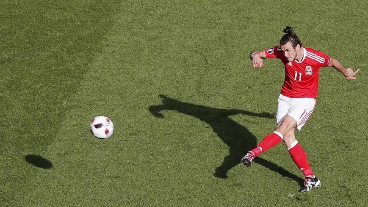 Gareth Bale centra durante el partido disputado por Gales e Irlanda del Norte en París.-AP / FRANCOIS MORI