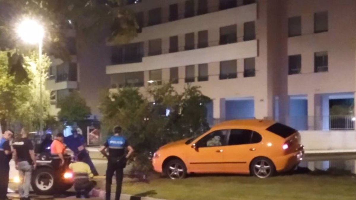 Vehículo abandonado en la rotonda de la calle Kilimanjaro, en el barrio vallisoletano de Pinar de Jalón. - EUROPA PRESS