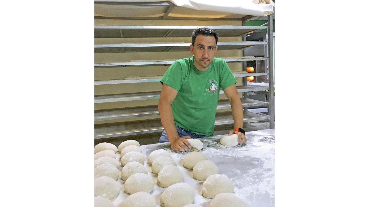 Ángel José Rodríguez junto a la masa que dará como resultado el pan de patatas revolconas.-A. G.