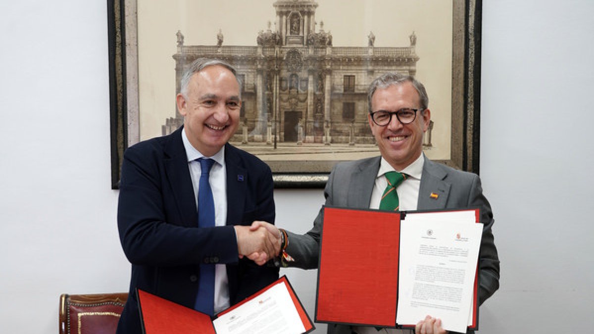 El rector de la UVA, Antonio Largo, firma el convenio de la Cátedra de Economía Social con el consejero de Industria, Comercio y Empleo, Mariano Veganzones. -ICAL