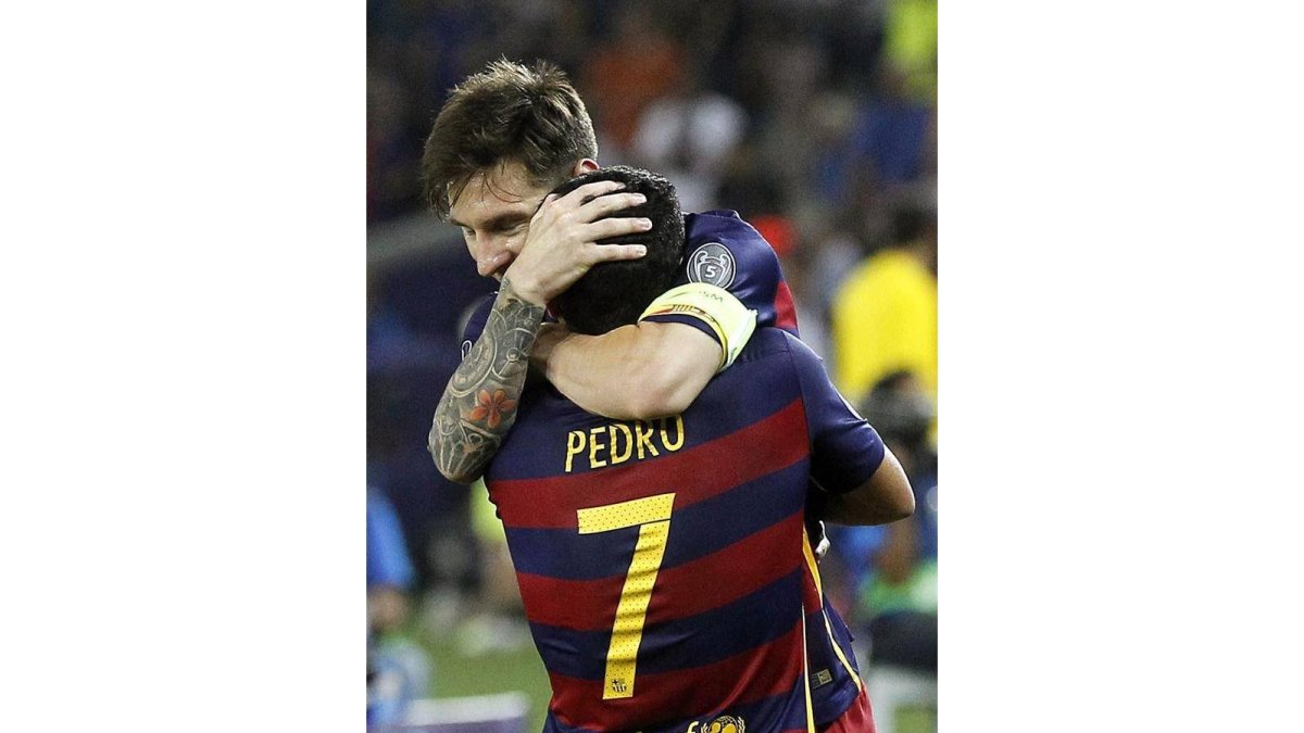 Pedro y Leo Messi, celebran el quinto gol del equipo blaugrana.-EFE