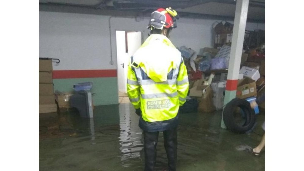 Un bombero evalúa la situación en un garaje inundado.-BOMBEROS VALLADOLID