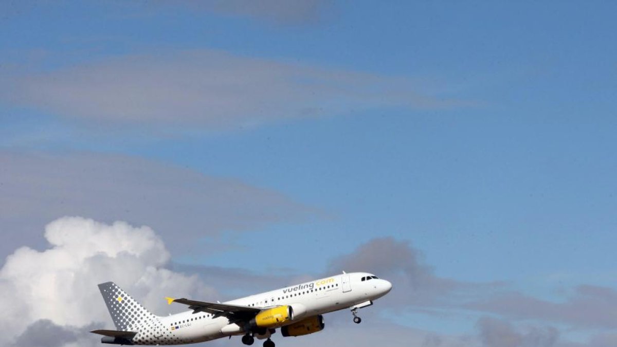 Salida del primer vuelo de Vueling desde el aeropuerto de Villanubla a Barcelona.-ICAL